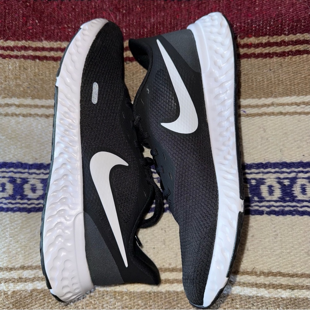 Never Worn - Nike Men's Black and White Revolution